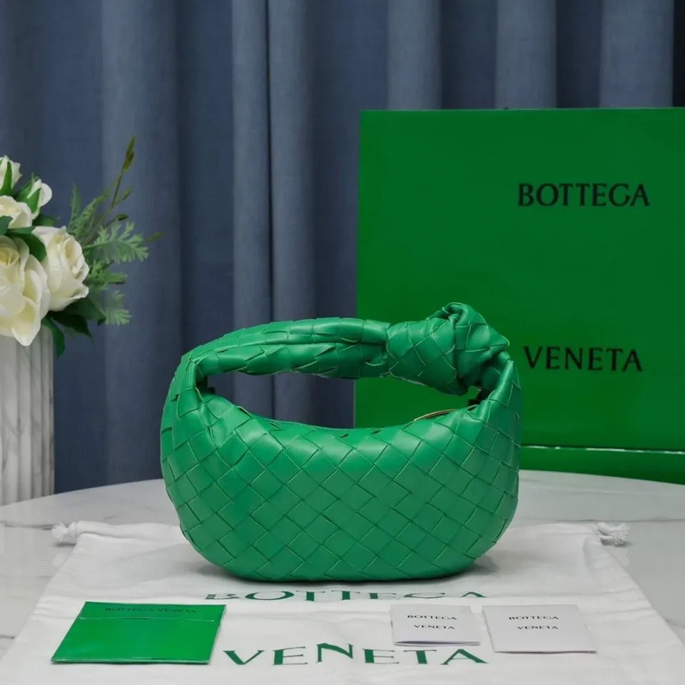 Batch 1120 BV Bottega Veneta's new early spring women's MINI JODIE handbag BV bag 🔥The new method is based on the original rounded corners, knotted with classic woven leather round hobo bag, The most iconic triangular pull-out design, using sheepskin draped soft shape, is super suitable for concave shapes~ Jodie feels really gentle to people, and is definitely the best item for daily matching. It has the same weave, new elements and twists, is compact and versatile, and is the new favorite of street style Internet celebrities! Dimensions: 23x28x8 Model: 6699-1